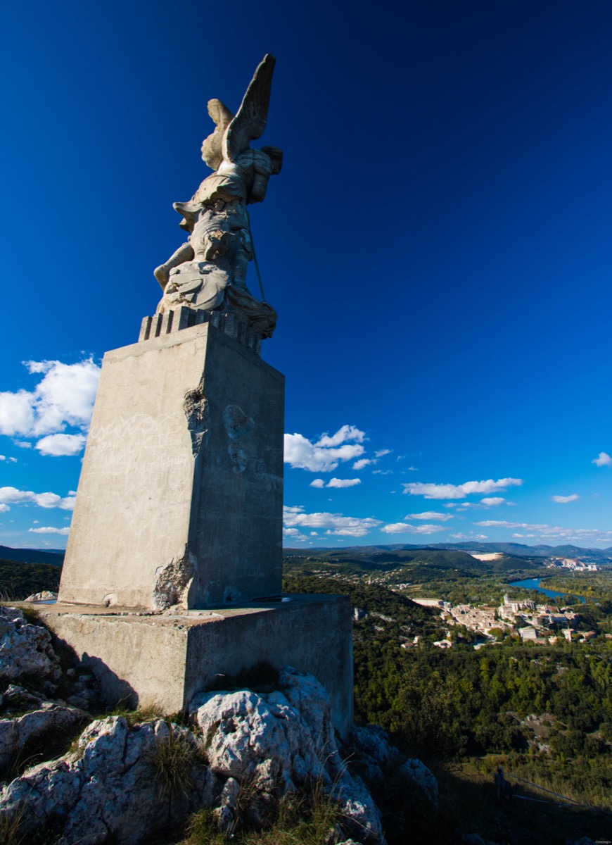 Archange de Viviers en Ardèche. Ruines romantiques et gothiques en France