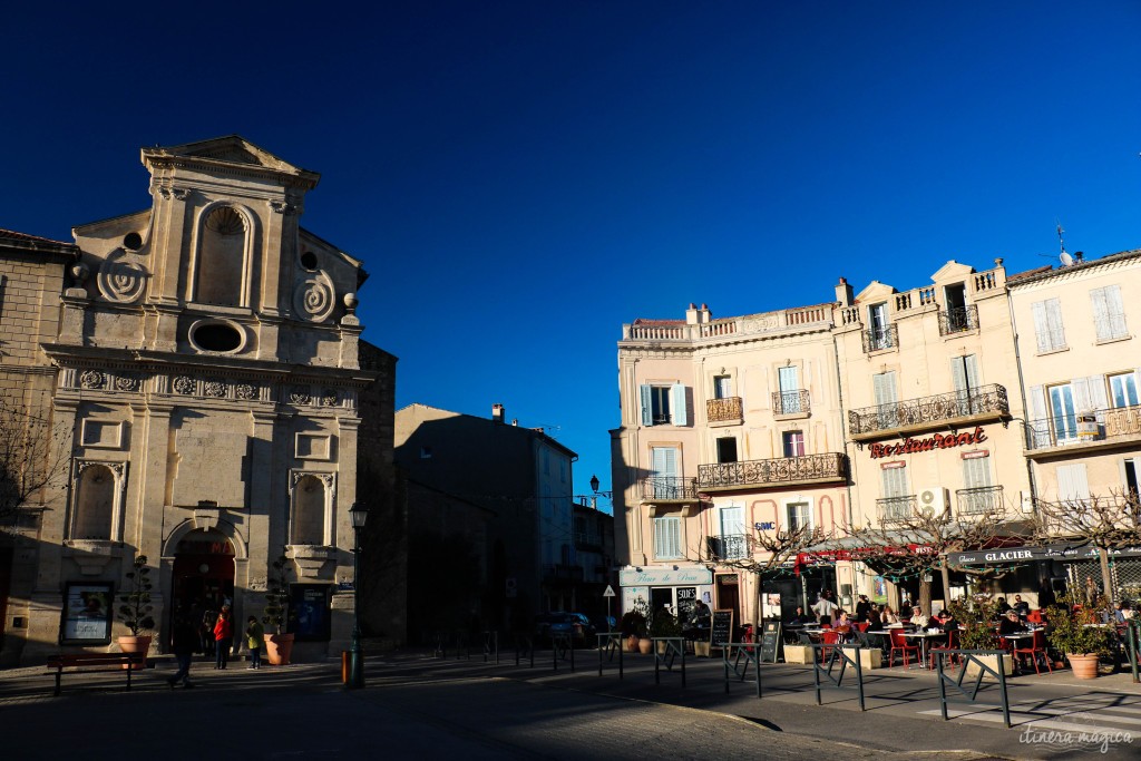 Place du village de Forcalquier, avec l'ancien couvent des Visitandines sur la gauche.