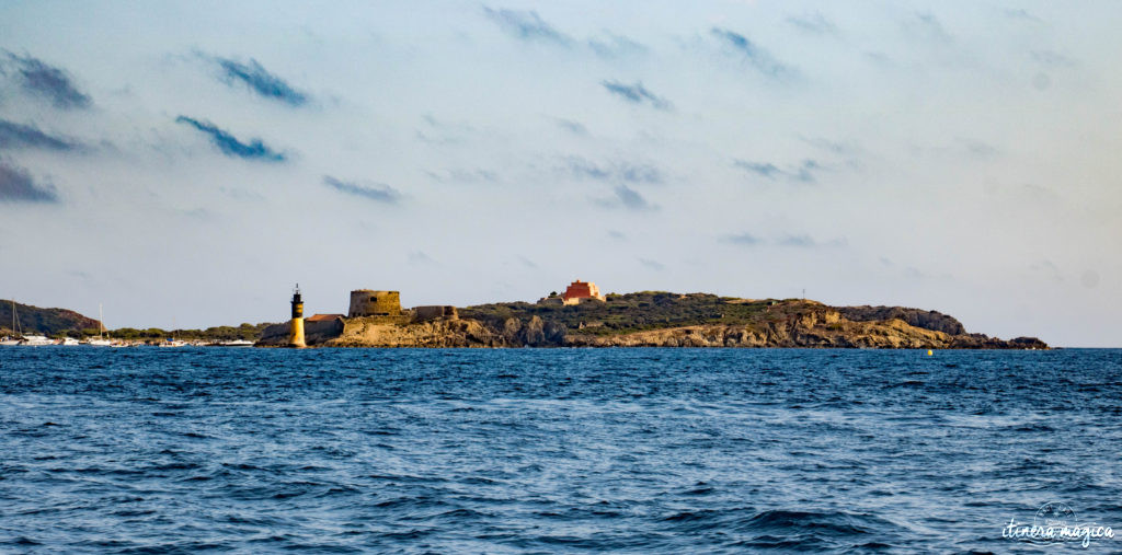 Les plus belles excursions en bateau depuis Hyères : découvrez Port-Cros ou Porquerolles, partez observer les dauphins, dénichez des plages secrètes, savourez tous les charmes de la Côte d'Azur. Un guide complet sur Itinera Magica