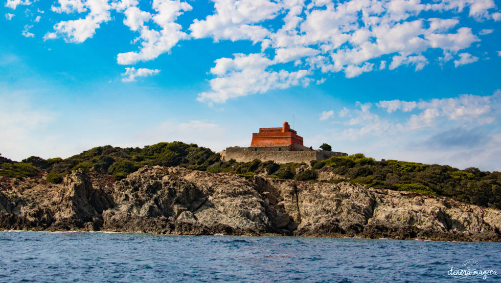 Les plus belles excursions en bateau depuis Hyères : découvrez Port-Cros ou Porquerolles, partez observer les dauphins, dénichez des plages secrètes, savourez tous les charmes de la Côte d'Azur. Un guide complet sur Itinera Magica