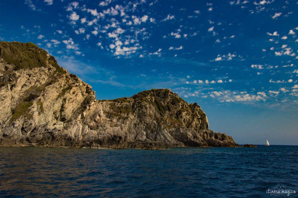 Les plus belles excursions en bateau depuis Hyères : découvrez Port-Cros ou Porquerolles, partez observer les dauphins, dénichez des plages secrètes, savourez tous les charmes de la Côte d'Azur. Un guide complet sur Itinera Magica