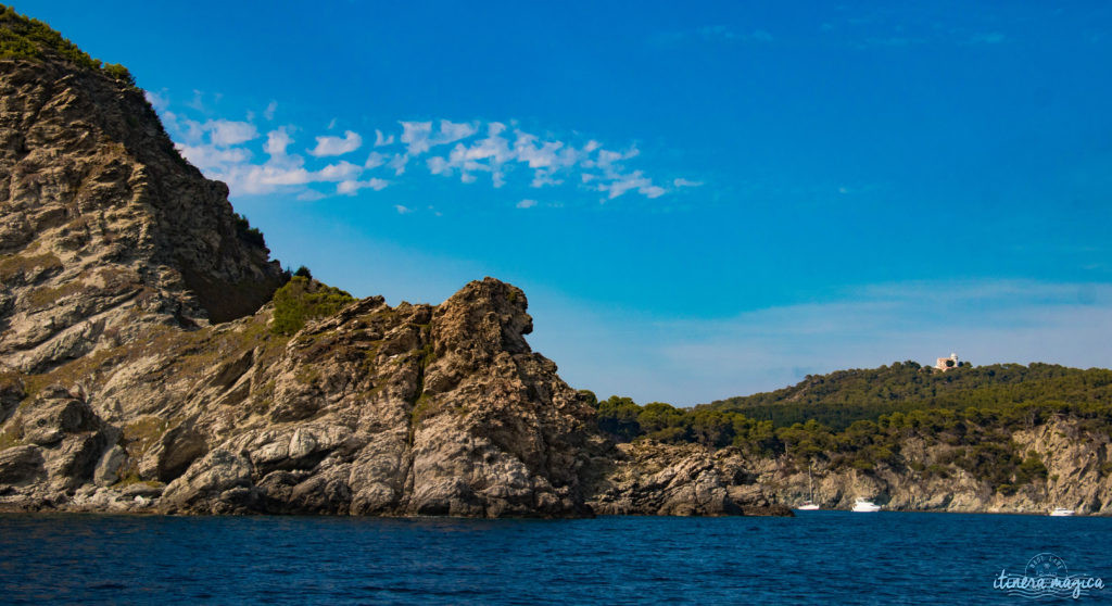 Les plus belles excursions en bateau depuis Hyères : découvrez Port-Cros ou Porquerolles, partez observer les dauphins, dénichez des plages secrètes, savourez tous les charmes de la Côte d'Azur. Un guide complet sur Itinera Magica