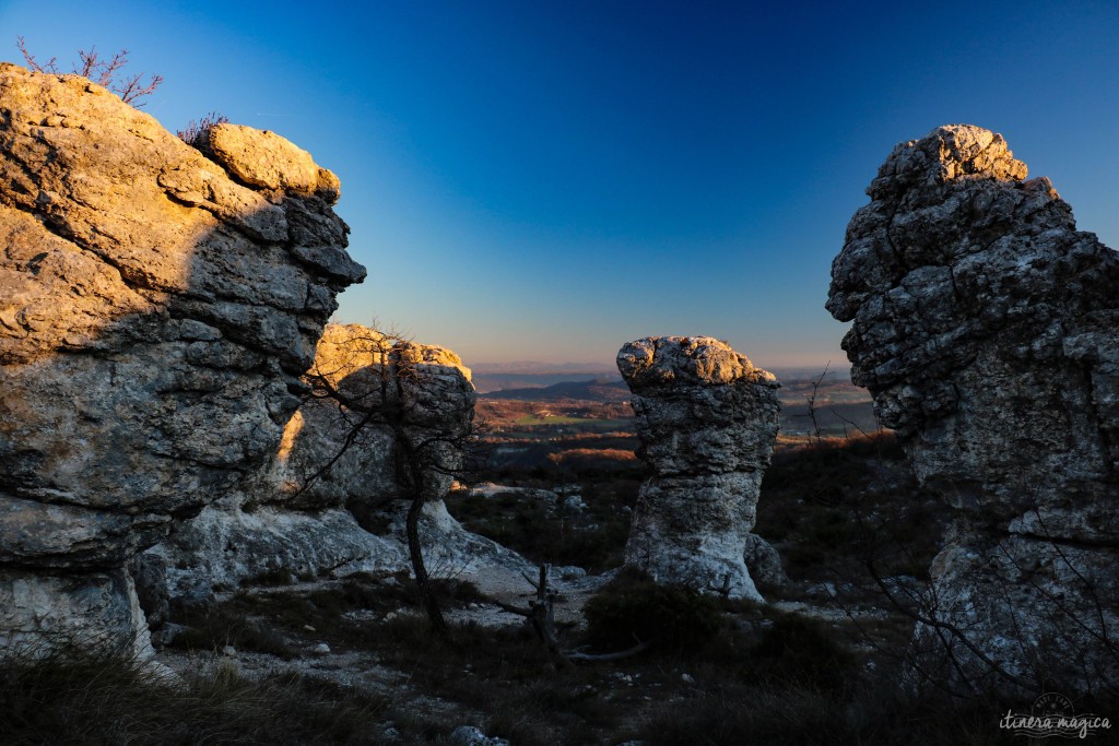 Crépuscule sur le plateau des Mourres. Coins secrets de Provence. Durance, Lubéron, Haute Provence sur Itinera Magica