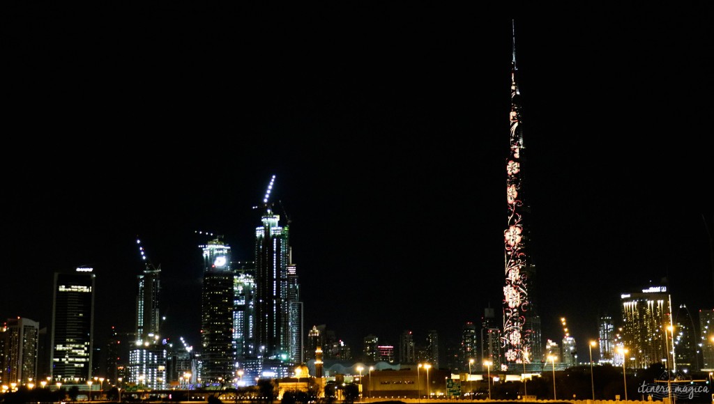 La Burj Khalifa illuminée de fleurs, la nuit.