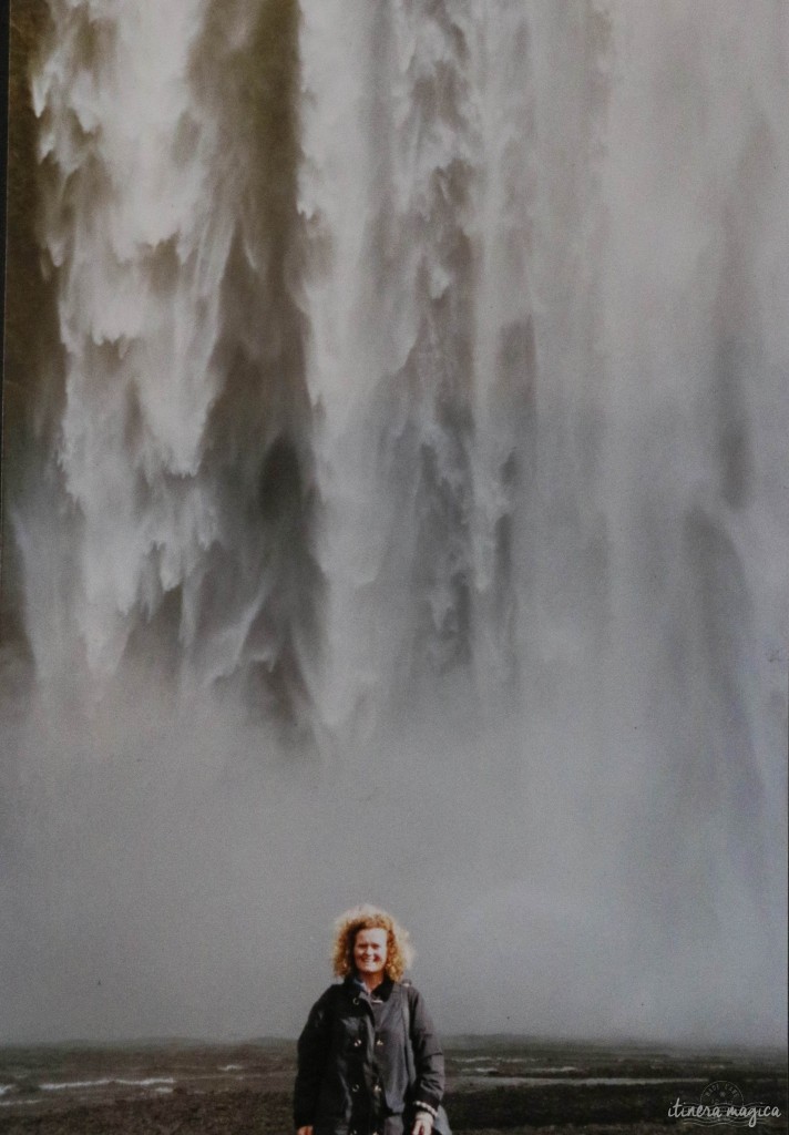 Ma mère, devant Skogafoss.