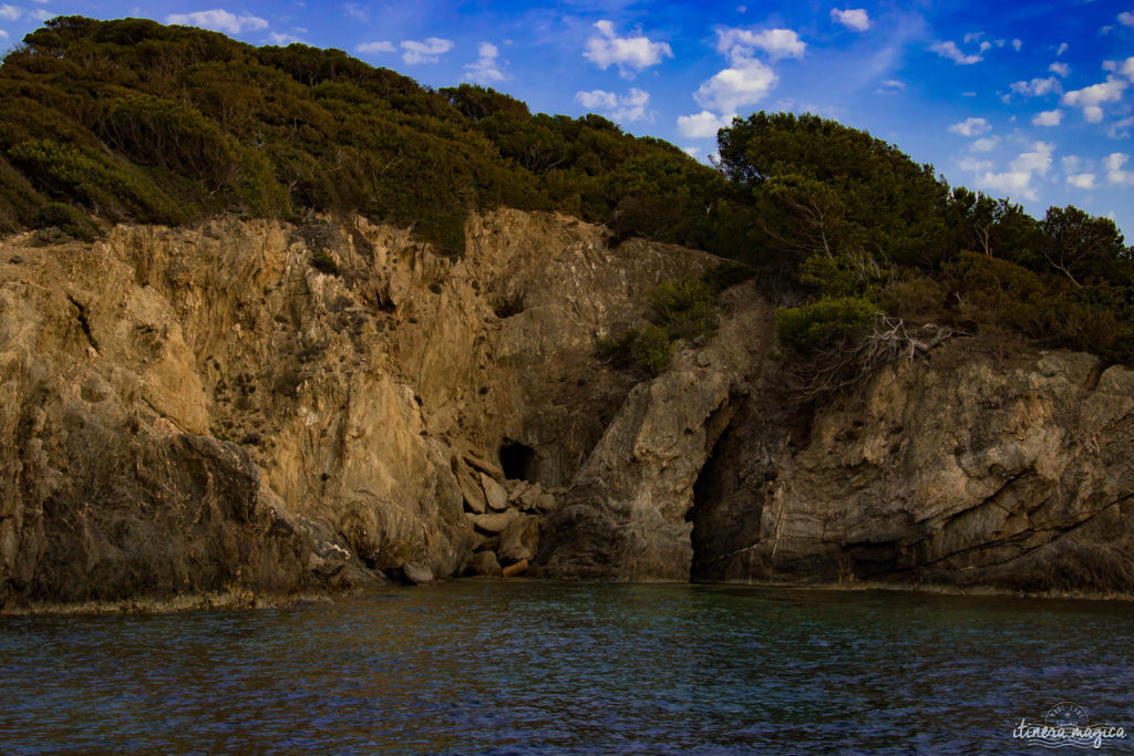 Les plus belles excursions en bateau depuis Hyères : découvrez Port-Cros ou Porquerolles, partez observer les dauphins, dénichez des plages secrètes, savourez tous les charmes de la Côte d'Azur. Un guide complet sur Itinera Magica