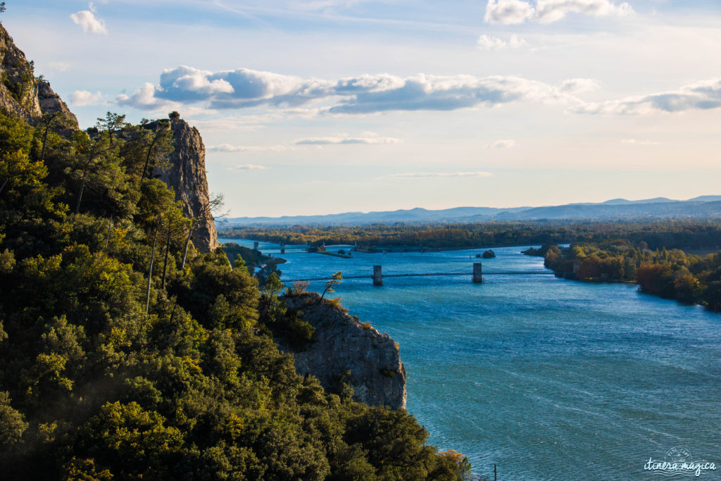 Connaissez-vous le défilé de Donzère, en Drôme provençale? Voici le pont du Robinet, les falaises du Rhône, et ma maison hantée. Histoires de fantômes.