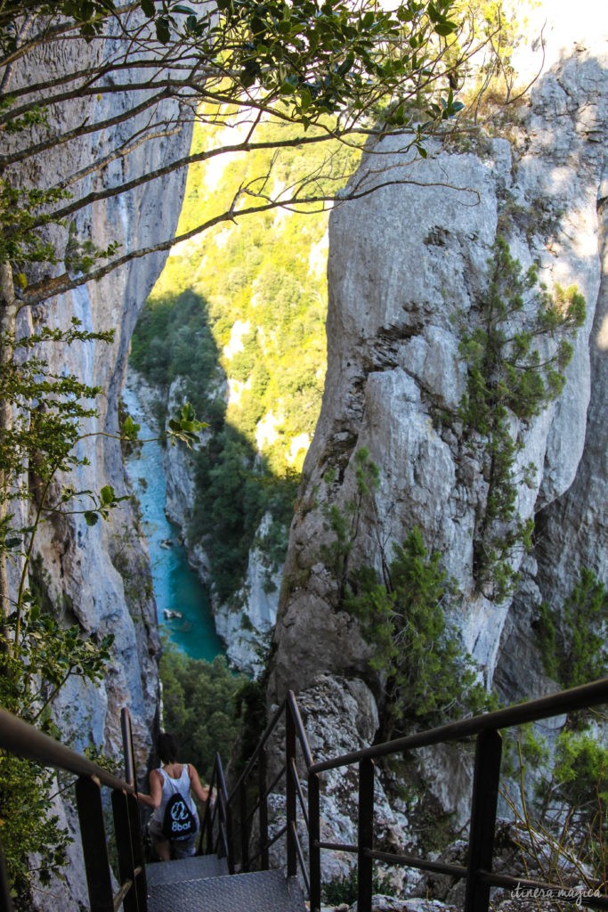 Forteresse minérale, coeur de la Provence secrète, le massif du Verdon et son lac de Sainte-Croix turquoise offrent des paysages naturels d'exception.