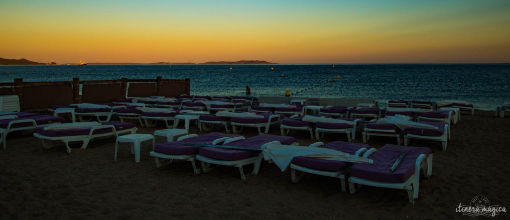 Quand la nuit tombe, Hyères est encore plus belle... Découvrez la ville du crépuscule à la nuit étoilée, dans les rues de la citadelle médiévale et au bord de l'eau.