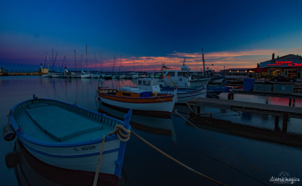 Quand la nuit tombe, Hyères est encore plus belle... Découvrez la ville du crépuscule à la nuit étoilée, dans les rues de la citadelle médiévale et au bord de l'eau.