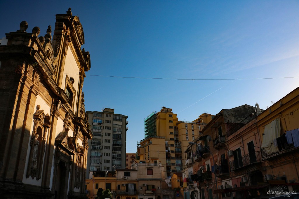 Eine von den vielen heruntergekommenen Barockkirchen in Palermo, in der Nähe vom arabischen Palast La Zisa.