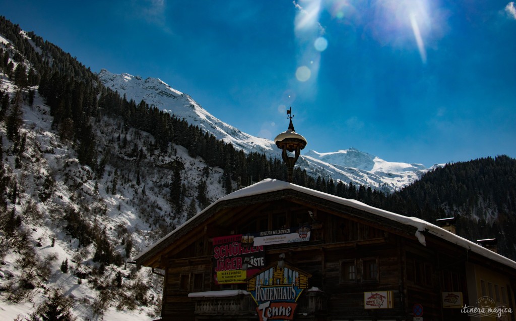 Dans les Alpes du Tyrol, en Autriche, se cache un secret: Hintertux, son glacier skiable toute l'année, sa grotte de glace fabuleuse et son lac souterrain. I Itinera Magica