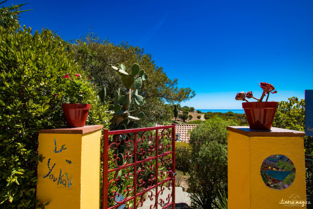 Découvrez l'ïle du Levant, un paradis méditerranéen préservé au large d'Hyères. Criques rocheuses à l'eau turquoise, village bohème d'artistes, végétation luxuriante, cette île naturiste est irrésistiblement exotique. Découvrez Le Levant sur le blog Itinera Magica ! 