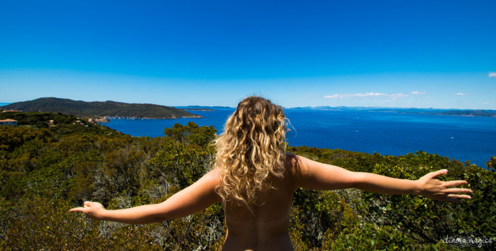 Découvrez l'ïle du Levant, un paradis méditerranéen préservé au large d'Hyères. Criques rocheuses à l'eau turquoise, village bohème d'artistes, végétation luxuriante, cette île naturiste est irrésistiblement exotique. Découvrez Le Levant sur le blog Itinera Magica ! 