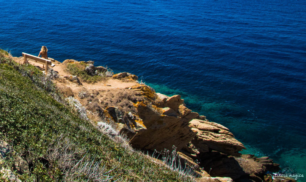 Découvrez l'ïle du Levant, un paradis méditerranéen préservé au large d'Hyères. Criques rocheuses à l'eau turquoise, village bohème d'artistes, végétation luxuriante, cette île naturiste est irrésistiblement exotique. Découvrez Le Levant sur le blog Itinera Magica ! 