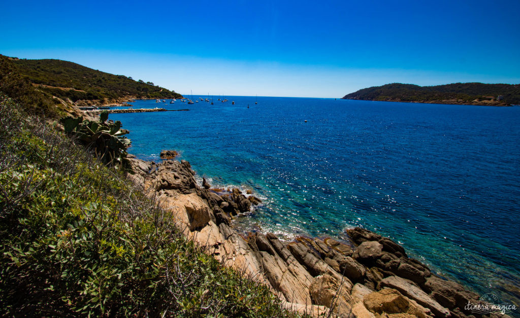 Découvrez l'ïle du Levant, un paradis méditerranéen préservé au large d'Hyères. Criques rocheuses à l'eau turquoise, village bohème d'artistes, végétation luxuriante, cette île naturiste est irrésistiblement exotique. Découvrez Le Levant sur le blog Itinera Magica ! 