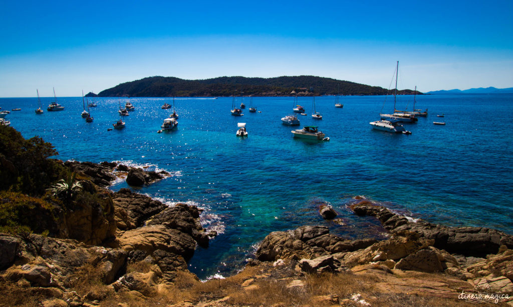 Découvrez l'ïle du Levant, un paradis méditerranéen préservé au large d'Hyères. Criques rocheuses à l'eau turquoise, village bohème d'artistes, végétation luxuriante, cette île naturiste est irrésistiblement exotique. Découvrez Le Levant sur le blog Itinera Magica ! 