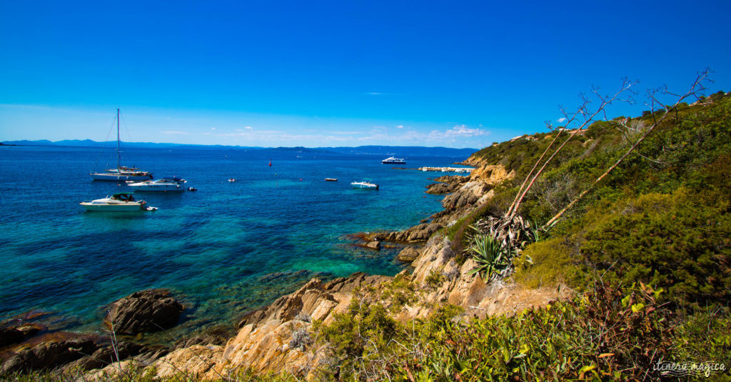 Découvrez l'ïle du Levant, un paradis méditerranéen préservé au large d'Hyères. Criques rocheuses à l'eau turquoise, village bohème d'artistes, végétation luxuriante, cette île naturiste est irrésistiblement exotique. Découvrez Le Levant sur le blog Itinera Magica ! 