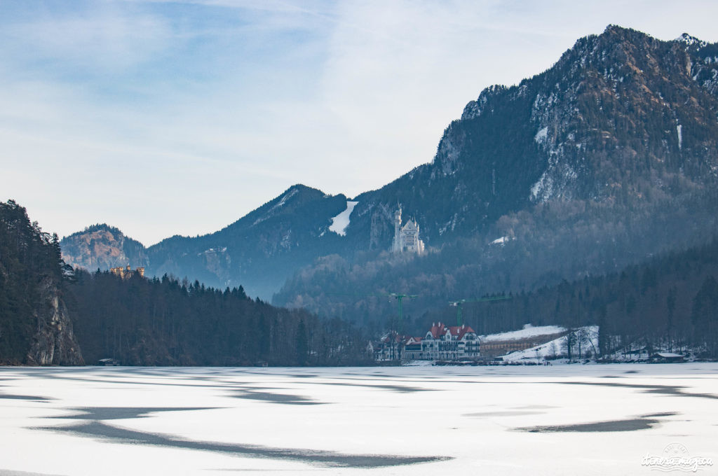 Des activités et expériences insolites autour de Munich et ailleurs en Bavière ? Tyrolière dans les Alpes, surf urbain à Munich, patinage sur lac gelé, Krampus, thermes d'Erding...