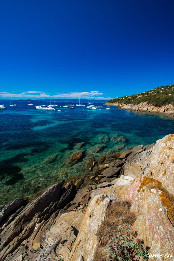 Découvrez l'ïle du Levant, un paradis méditerranéen préservé au large d'Hyères. Criques rocheuses à l'eau turquoise, village bohème d'artistes, végétation luxuriante, cette île naturiste est irrésistiblement exotique. Découvrez Le Levant sur le blog Itinera Magica ! 