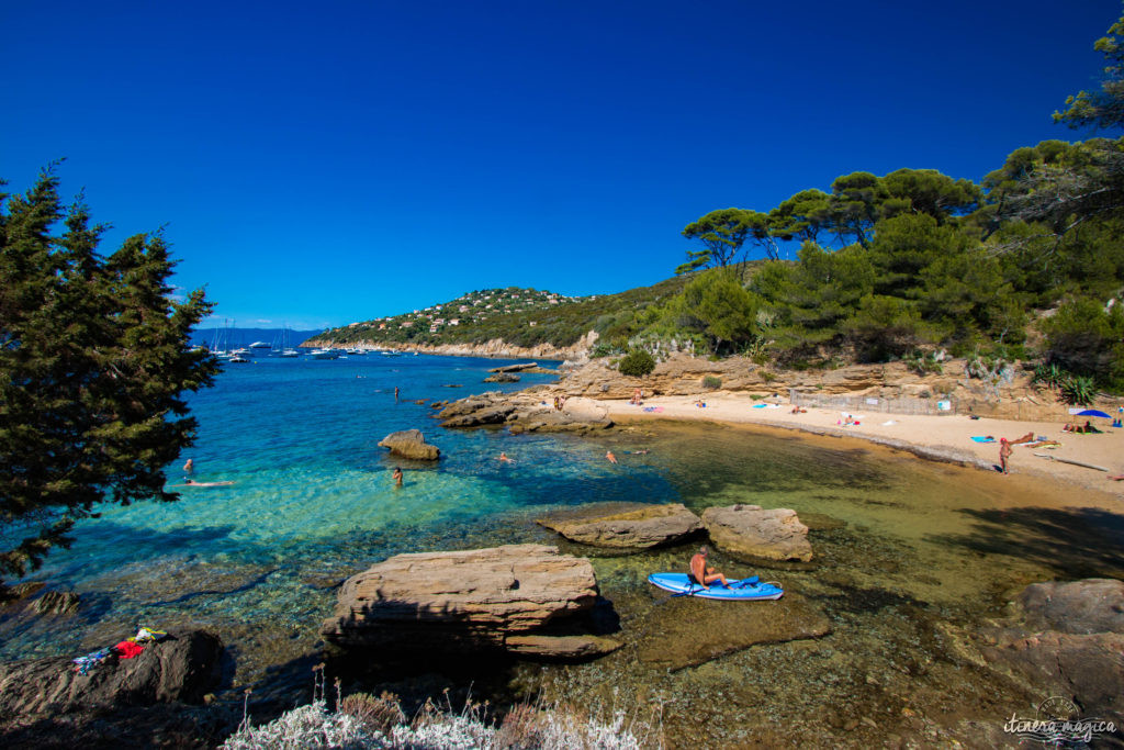 Découvrez l'ïle du Levant, un paradis méditerranéen préservé au large d'Hyères. Criques rocheuses à l'eau turquoise, village bohème d'artistes, végétation luxuriante, cette île naturiste est irrésistiblement exotique. Découvrez Le Levant sur le blog Itinera Magica ! 