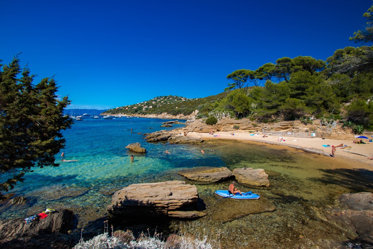 Découvrez l'ïle du Levant, un paradis méditerranéen préservé au large d'Hyères. Criques rocheuses à l'eau turquoise, village bohème d'artistes, végétation luxuriante, cette île naturiste est irrésistiblement exotique. Découvrez Le Levant sur le blog Itinera Magica !