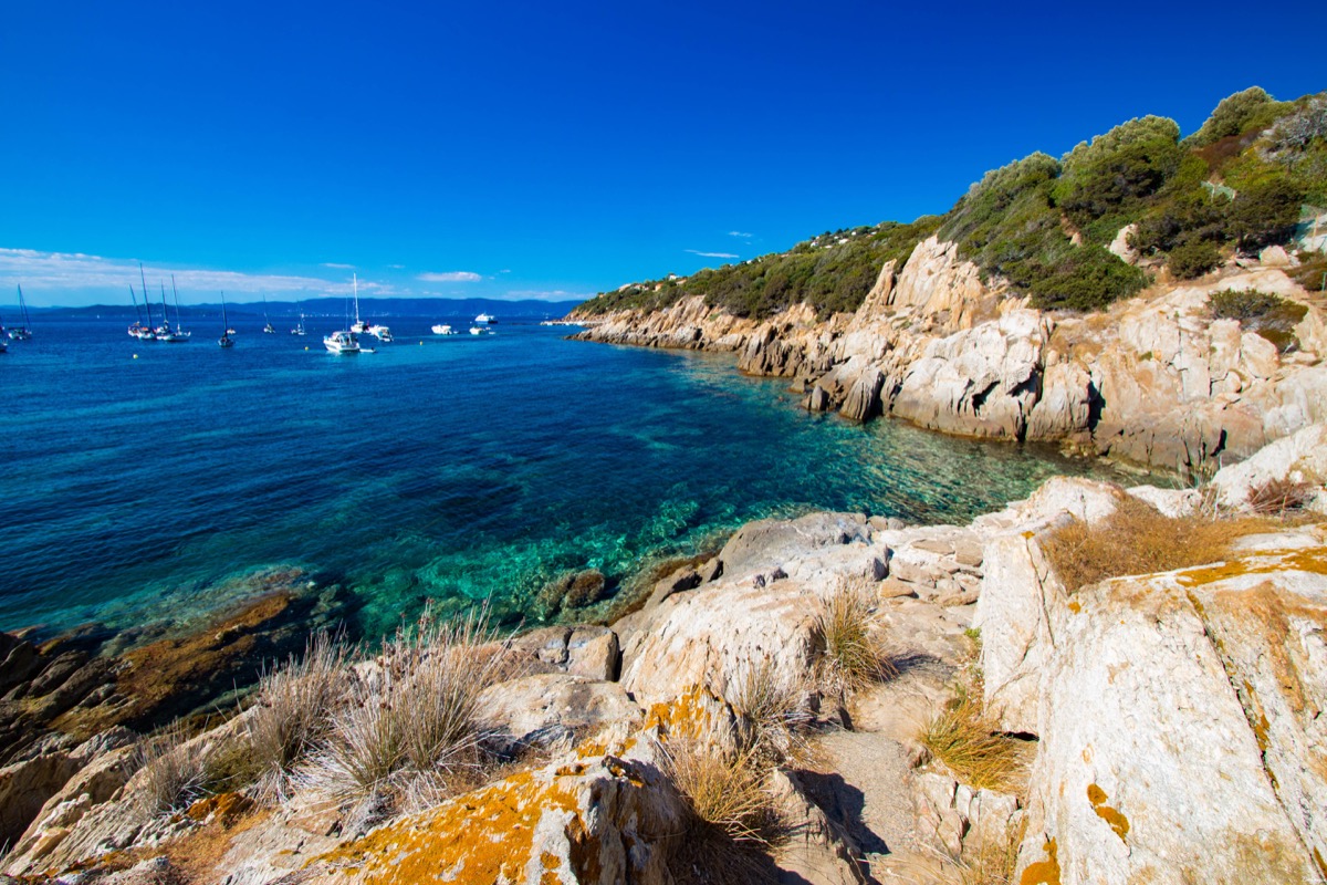 Découvrez l'ïle du Levant, un paradis méditerranéen préservé au large d'Hyères. Criques rocheuses à l'eau turquoise, village bohème d'artistes, végétation luxuriante, cette île naturiste est irrésistiblement exotique. Découvrez Le Levant sur le blog Itinera Magica !