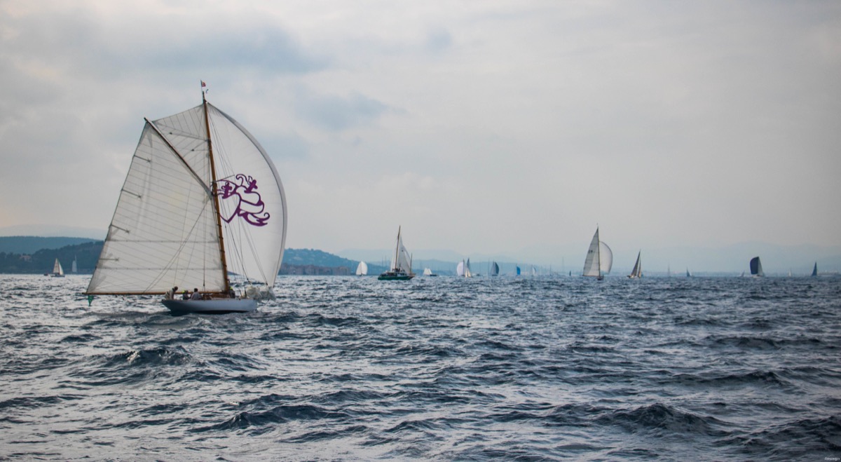 les voiles la pouncho saint tropez bateau saint tropez