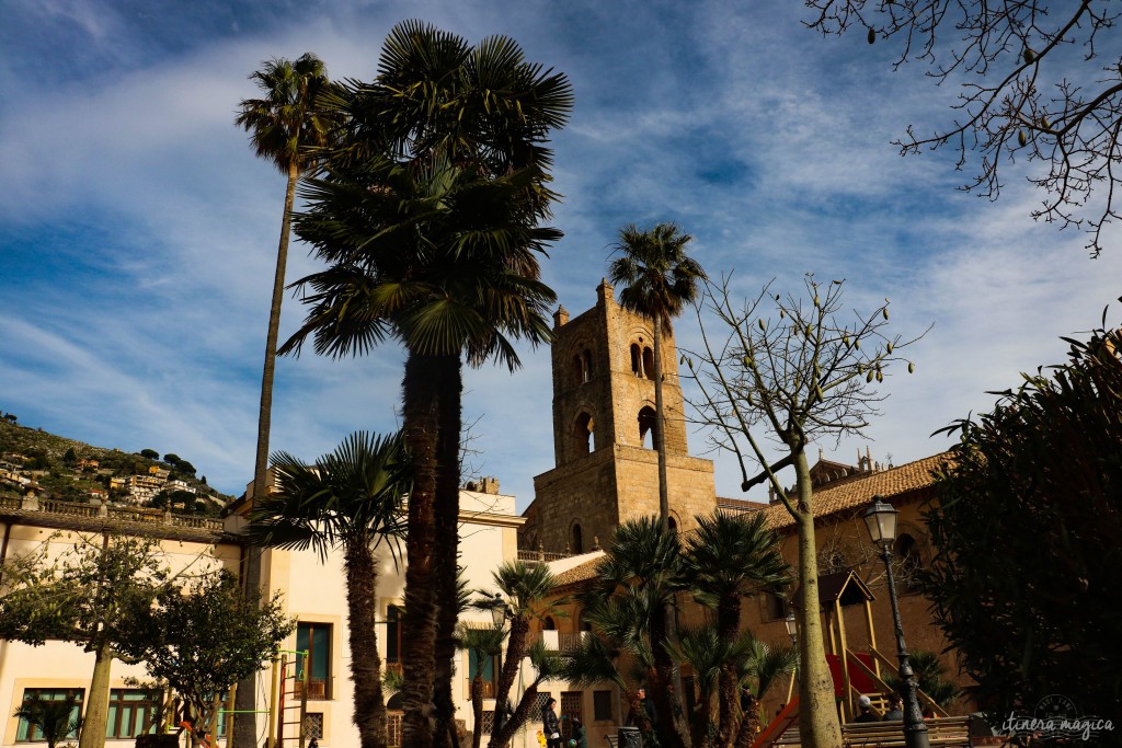 Gärten des Doms in Monreale, mit Kapokbaum und Palmen