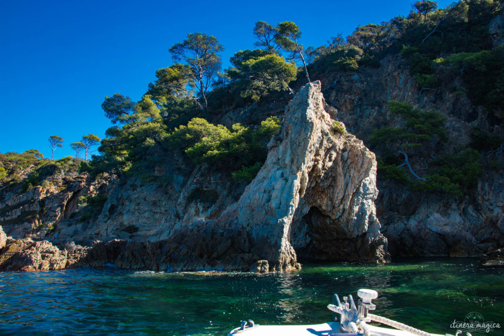 Les plus belles excursions en bateau depuis Hyères : découvrez Port-Cros ou Porquerolles, partez observer les dauphins, dénichez des plages secrètes, savourez la Côte d'Azur