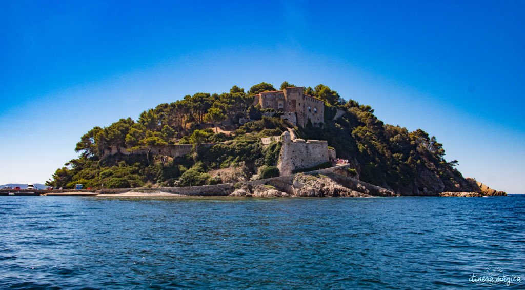 Les plus belles excursions en bateau depuis Hyères : découvrez Port-Cros ou Porquerolles, partez observer les dauphins, dénichez des plages secrètes, savourez tous les charmes de la Côte d'Azur. Un guide complet sur Itinera Magica