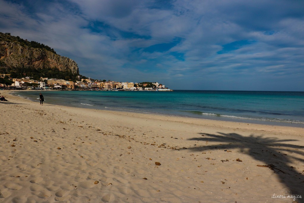 Der Strand von Mondello unter der Februarsonne.