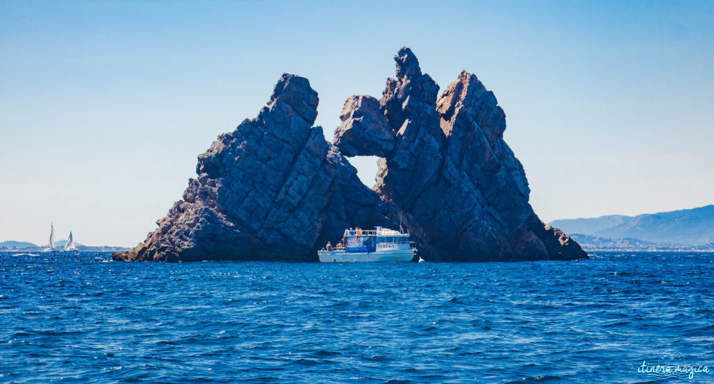 Les plus belles excursions en bateau depuis Hyères : découvrez Port-Cros ou Porquerolles, partez observer les dauphins, dénichez des plages secrètes, savourez tous les charmes de la Côte d'Azur. Un guide complet sur Itinera Magica