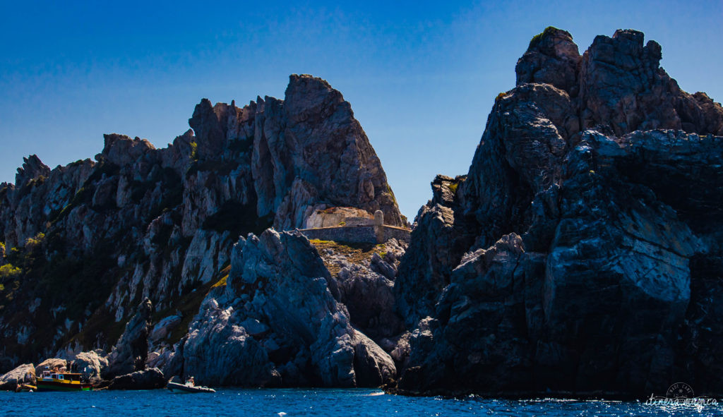 Les plus belles excursions en bateau depuis Hyères : découvrez Port-Cros ou Porquerolles, partez observer les dauphins, dénichez des plages secrètes, savourez tous les charmes de la Côte d'Azur. Un guide complet sur Itinera Magica