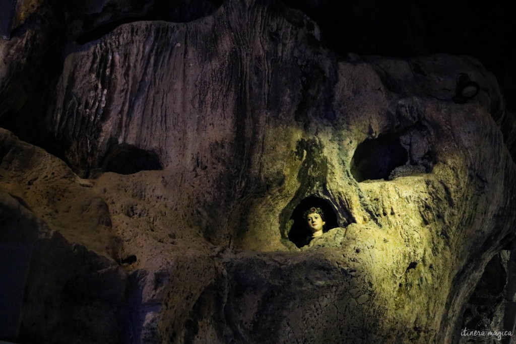 Porzellankopf in der Grotte.