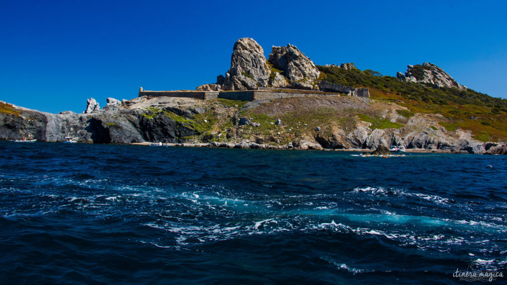 Les plus belles excursions en bateau depuis Hyères : découvrez Port-Cros ou Porquerolles, partez observer les dauphins, dénichez des plages secrètes, savourez tous les charmes de la Côte d'Azur. Un guide complet sur Itinera Magica