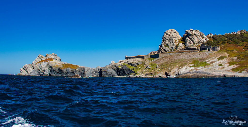 Les plus belles excursions en bateau depuis Hyères : découvrez Port-Cros ou Porquerolles, partez observer les dauphins, dénichez des plages secrètes, savourez tous les charmes de la Côte d'Azur. Un guide complet sur Itinera Magica