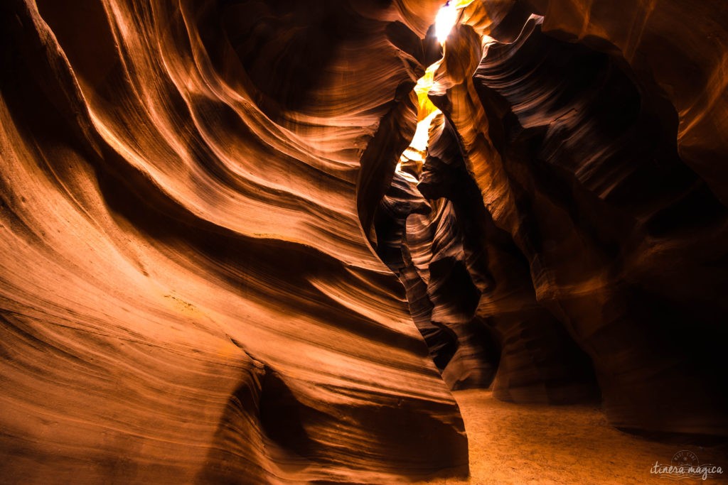 Antelope Canyon, c’est une brèche de lumière au creux de dunes de sables pétrifiées, des vagues de pierre patinées par les millénaires, et qui revêtent d’extraordinaires tons d’ocre, de rouge et de pourpre. Explorez l'Arizona sur Itinera Magica