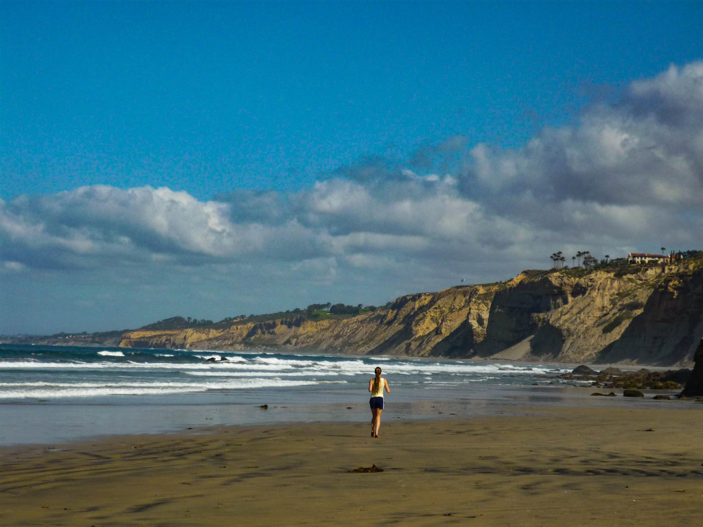 Jogging à travers le mythe, vies parfaites, plages perpétuelles à Del Mar.