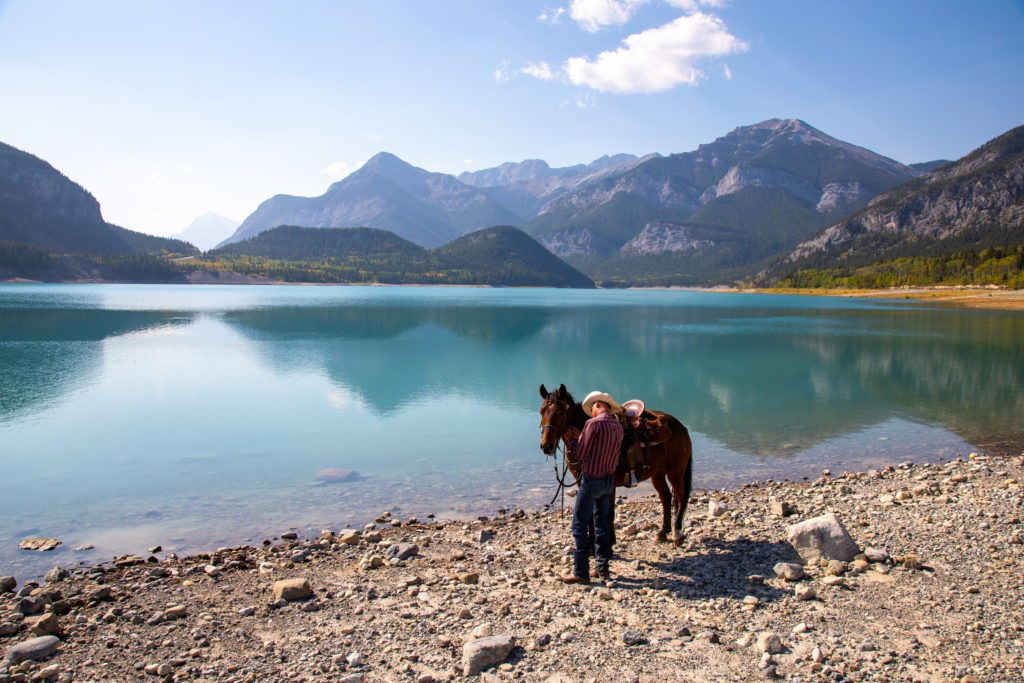 Au pays des cow-boys en Alberta, entre montagnes des Rocheuses, aventures à cheval et dinosaures XXL. Un road trip au grand galop ! 