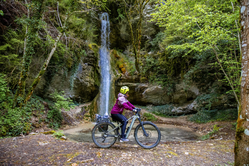 Explorer la Drôme à vélo : sublime voyage dans le Diois avec Allibert Trekking, entre montagnes du Vercors et rivière turquoise.