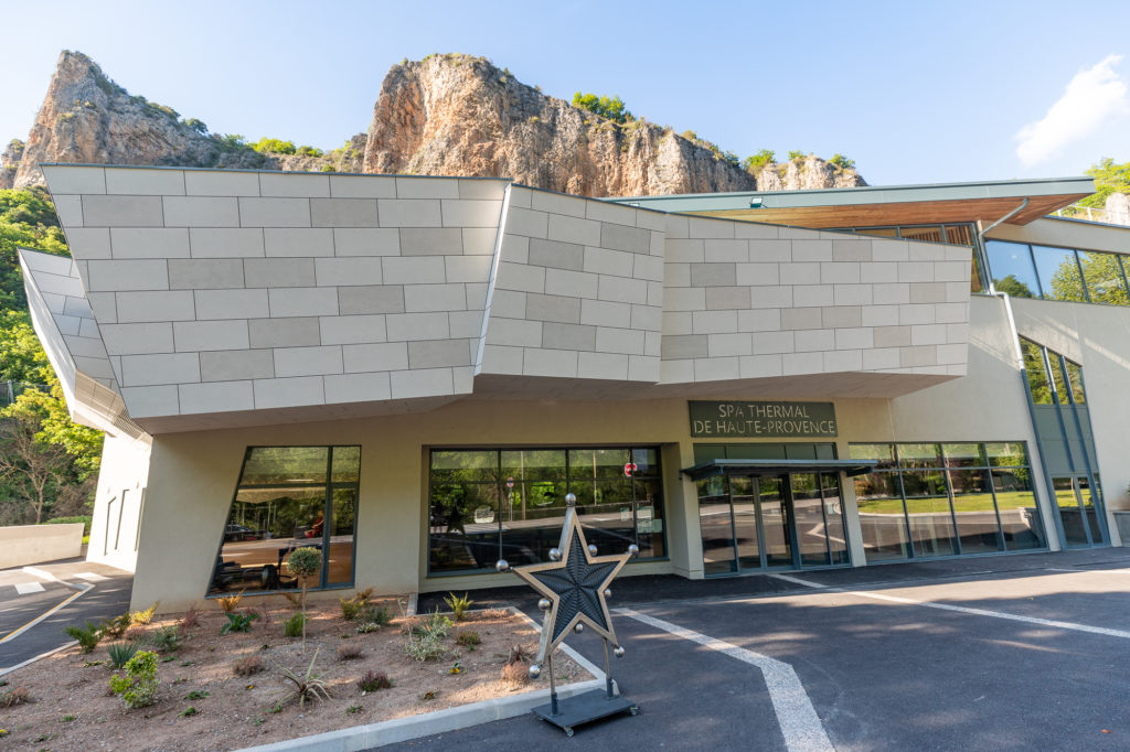 Visiter Digne les Bains dans les Alpes de Haute Provence : les thermes et le spa thermal de Digne. Blog digne