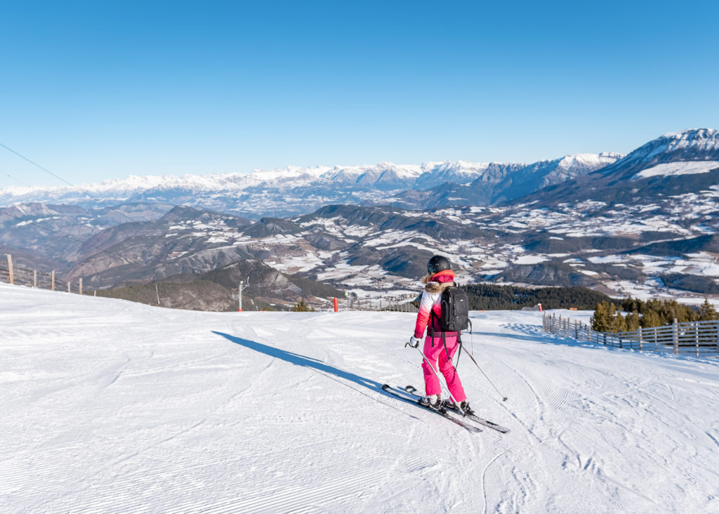 Skier dans les Alpes de Haute Provence : découvrez l'hiver dans la région de Blanche-Serre-Ponçon, avec activités outdoor et bonnes adresses. 