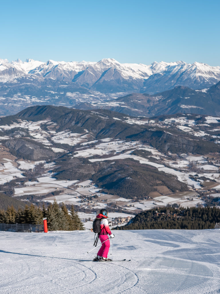 Skier dans les Alpes de Haute Provence : découvrez l'hiver dans la région de Blanche-Serre-Ponçon, avec activités outdoor et bonnes adresses. 