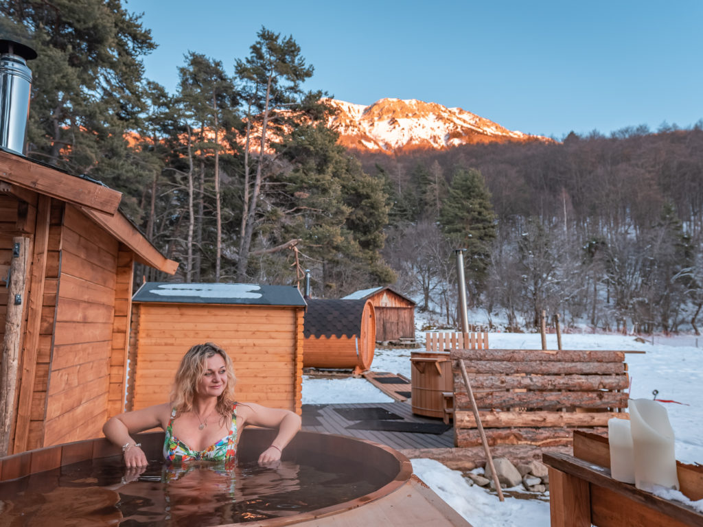 Skier dans les Alpes de Haute Provence : découvrez l'hiver dans la région de Blanche-Serre-Ponçon, avec activités outdoor et bonnes adresses. 