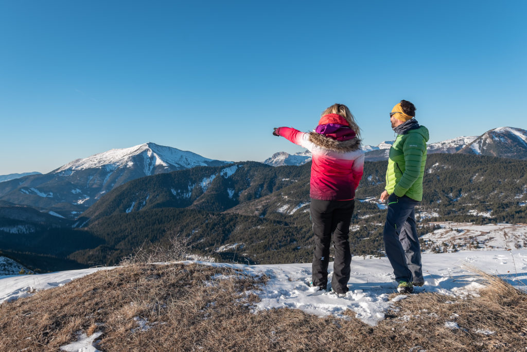 Skier dans les Alpes de Haute Provence : découvrez l'hiver dans la région de Blanche-Serre-Ponçon, avec activités outdoor et bonnes adresses. 