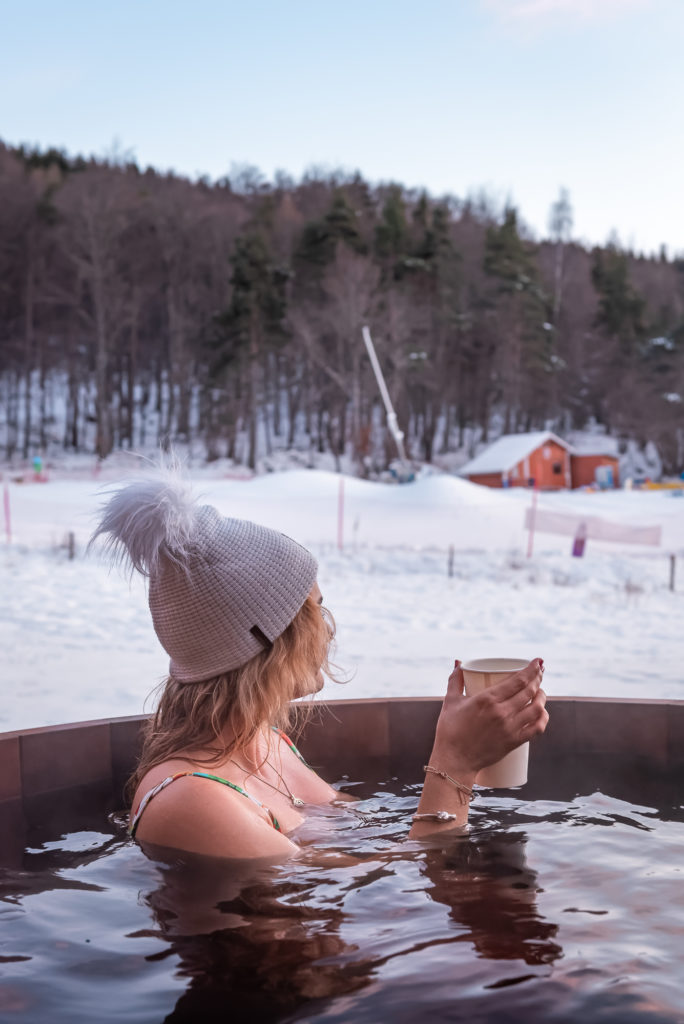 Skier dans les Alpes de Haute Provence : découvrez l'hiver dans la région de Blanche-Serre-Ponçon, avec activités outdoor et bonnes adresses. 