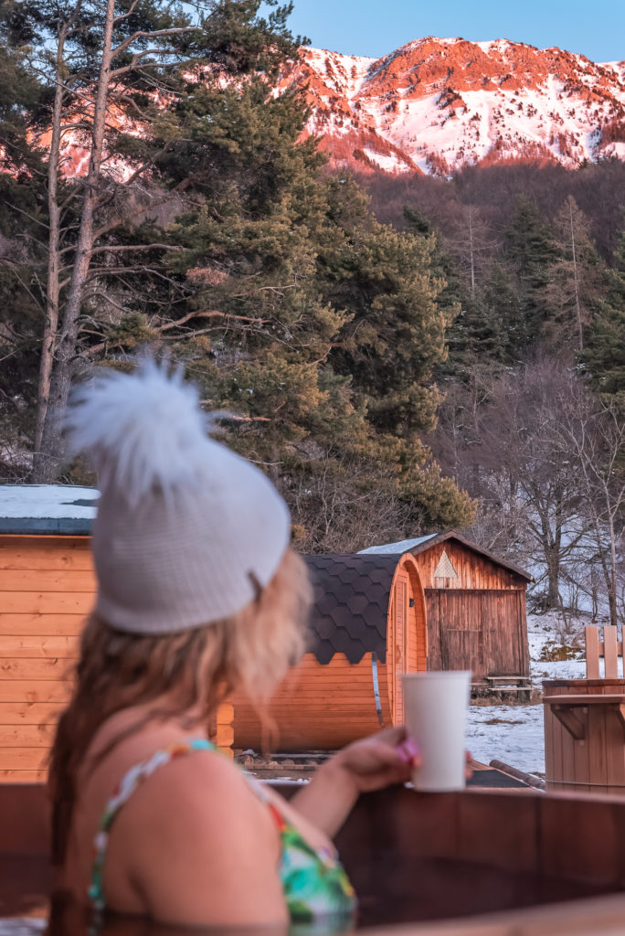 Skier dans les Alpes de Haute Provence : découvrez l'hiver dans la région de Blanche-Serre-Ponçon, avec activités outdoor et bonnes adresses. 