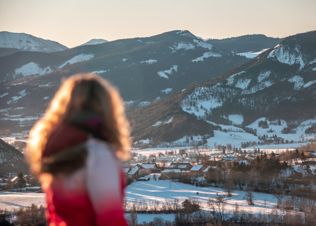 Skier dans les Alpes de Haute Provence : découvrez l'hiver dans la région de Blanche-Serre-Ponçon, avec activités outdoor et bonnes adresses. 