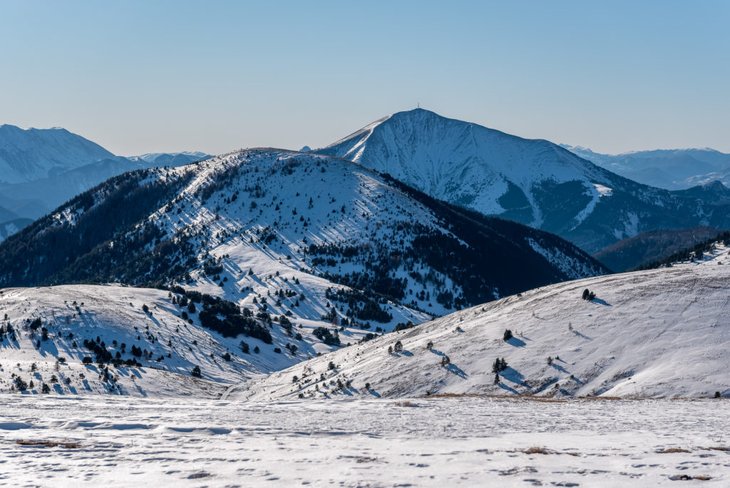 Skier dans les Alpes de Haute Provence : découvrez l'hiver dans la région de Blanche-Serre-Ponçon, avec activités outdoor et bonnes adresses. 